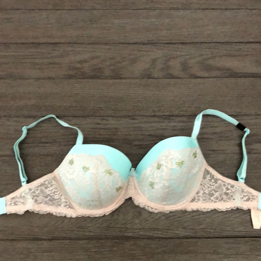 Brand new Victoria secret 32DDD push up bra-NWT